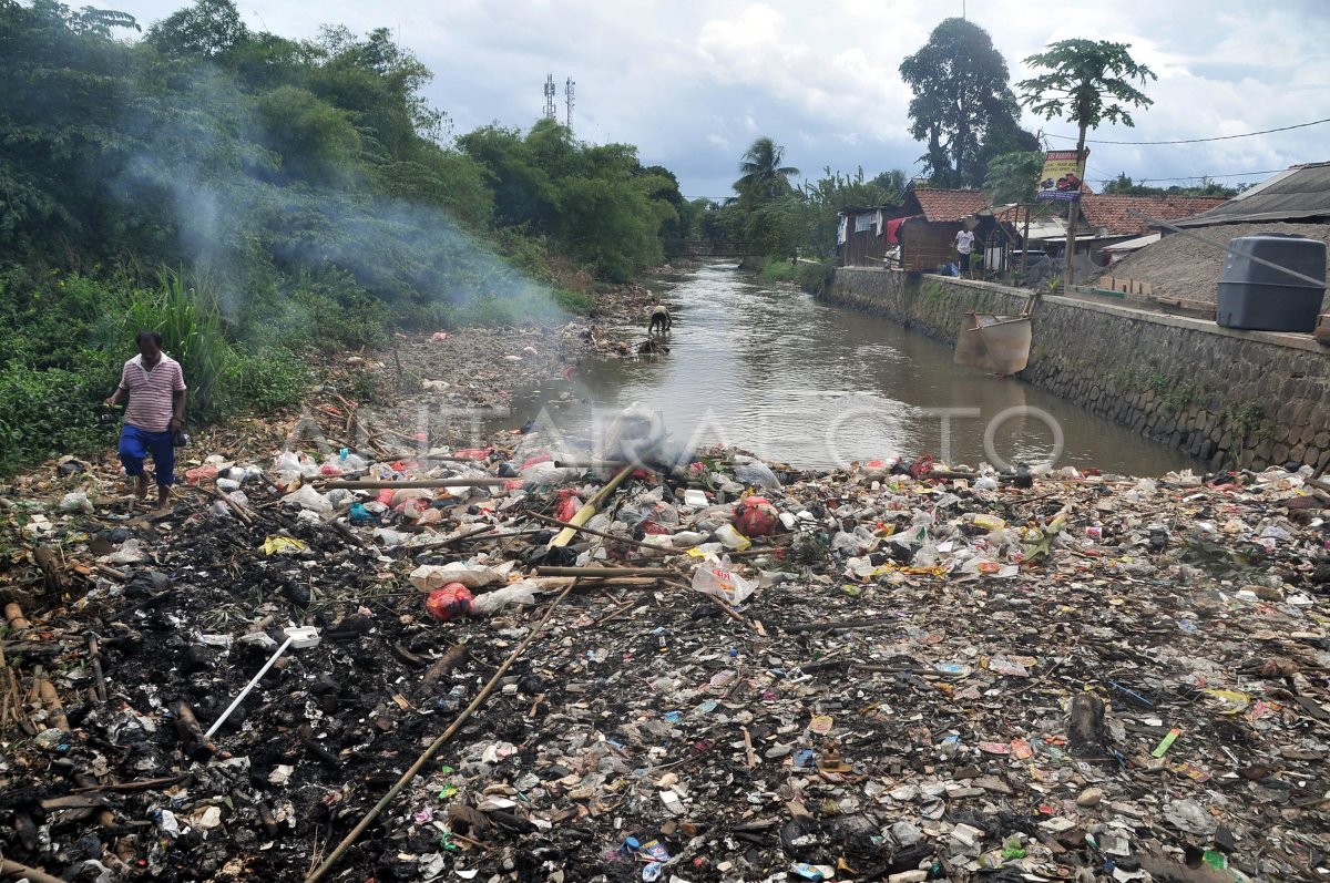 SUNGAI TERSUMBAT SAMPAH | ANTARA Foto