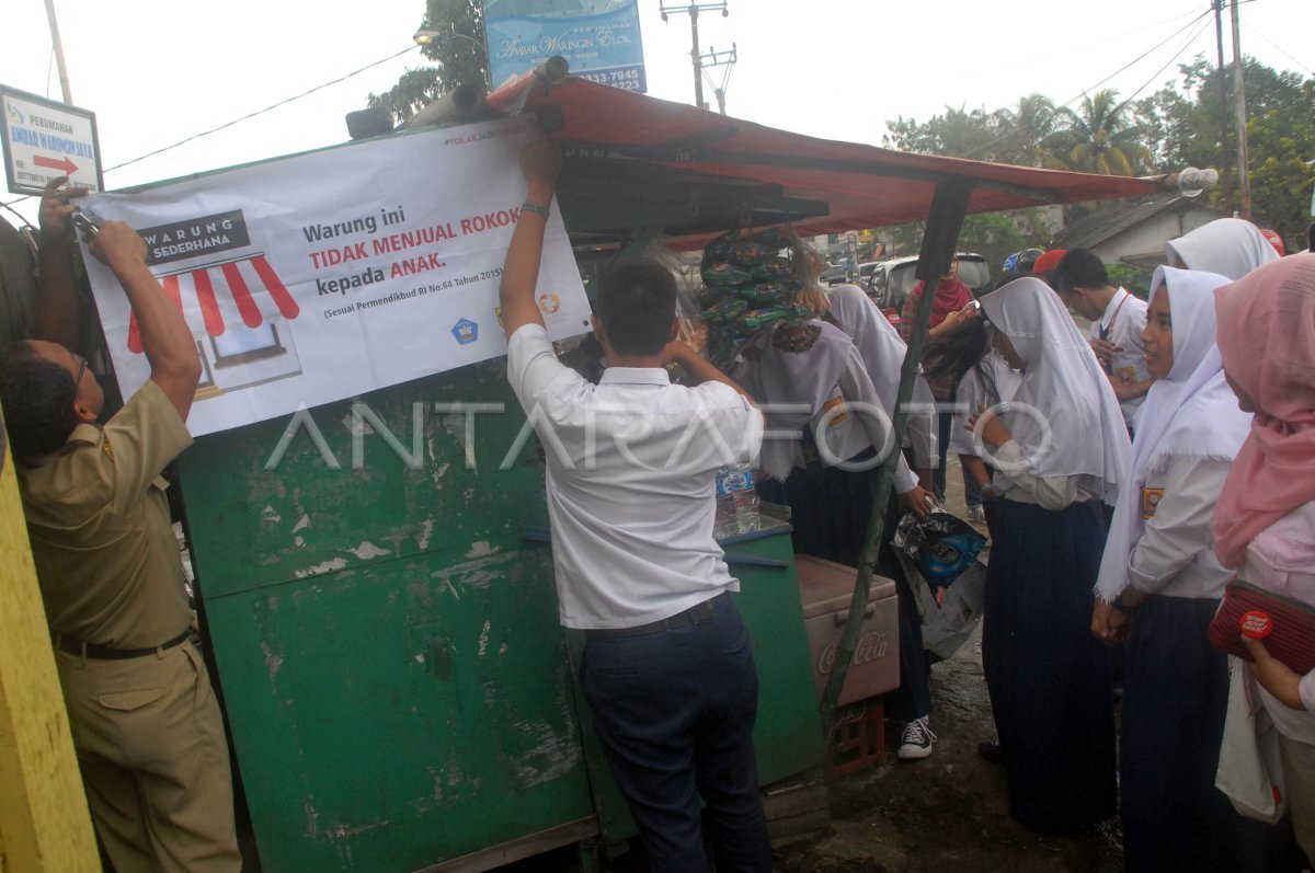 Aksi Penurunan Reklame Rokok Di Lingkungan Sekolah Antara Foto