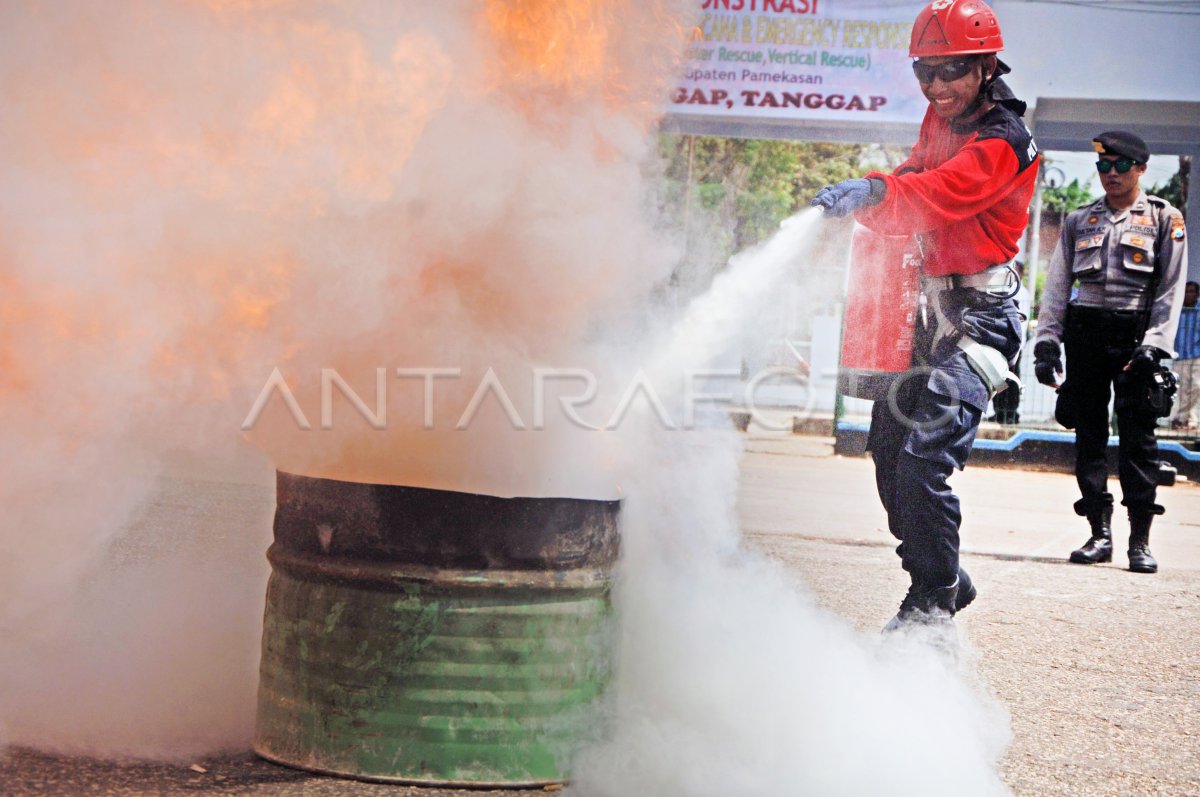 SIMULASI TANGGAP BENCANA | ANTARA Foto