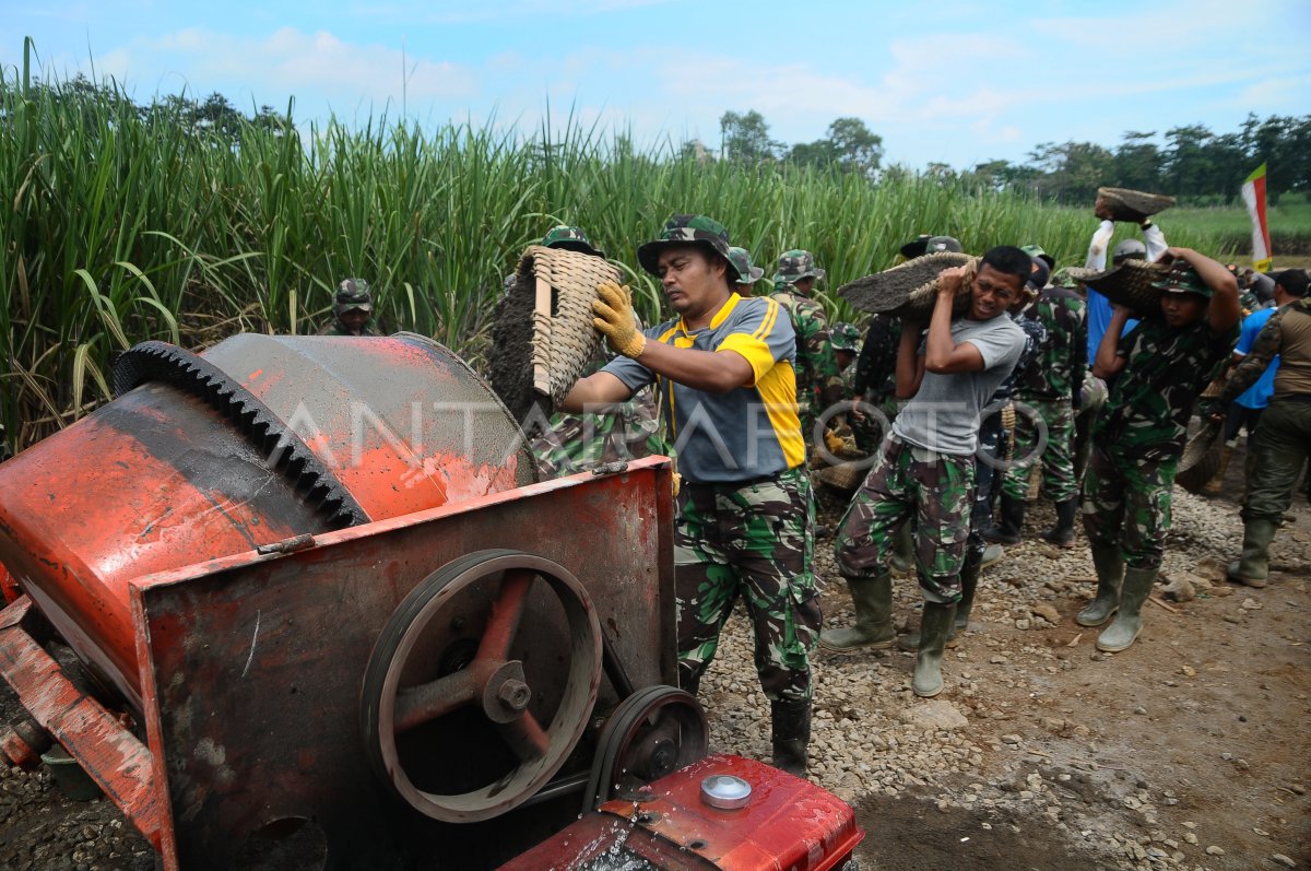 Tni Manunggal Membangun Desa Antara Foto