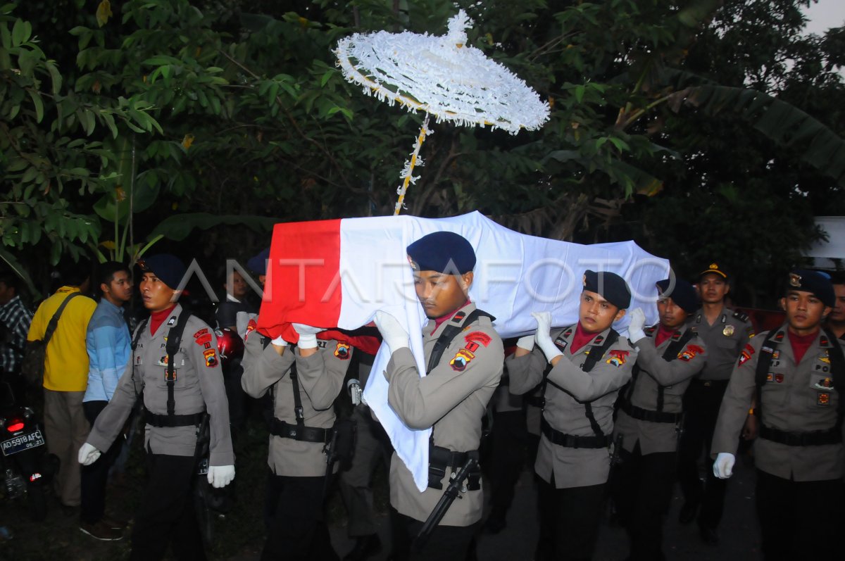 PEMAKAMAN KORBAN BOM KAMPUNG MELAYU | ANTARA Foto