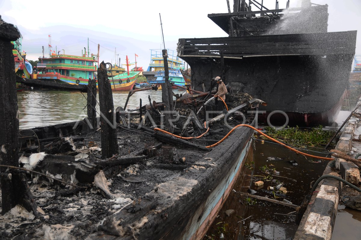 KEBAKARAN KAPAL NELAYAN | ANTARA Foto