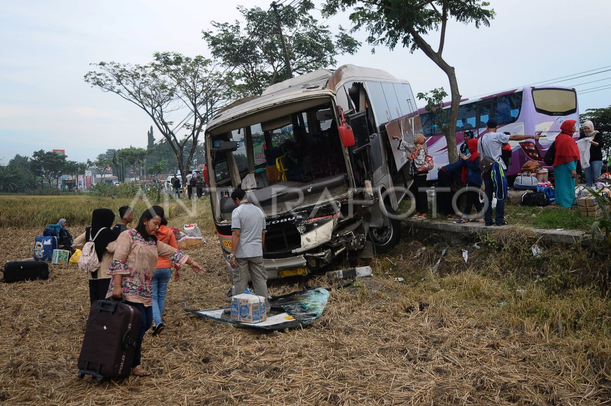 KECELAKAAN BUS PEMUDIK | ANTARA Foto