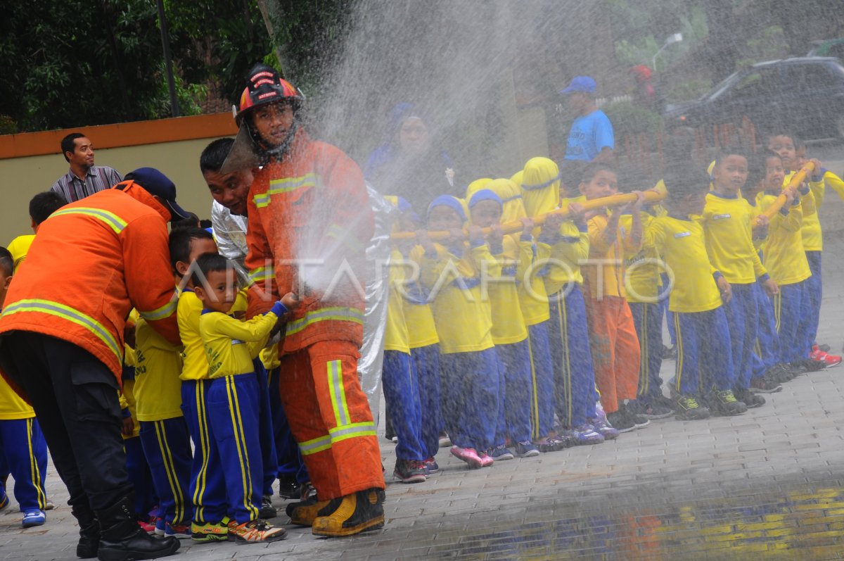 Mengenal Tugas Pemadam Kebakaran Antara Foto