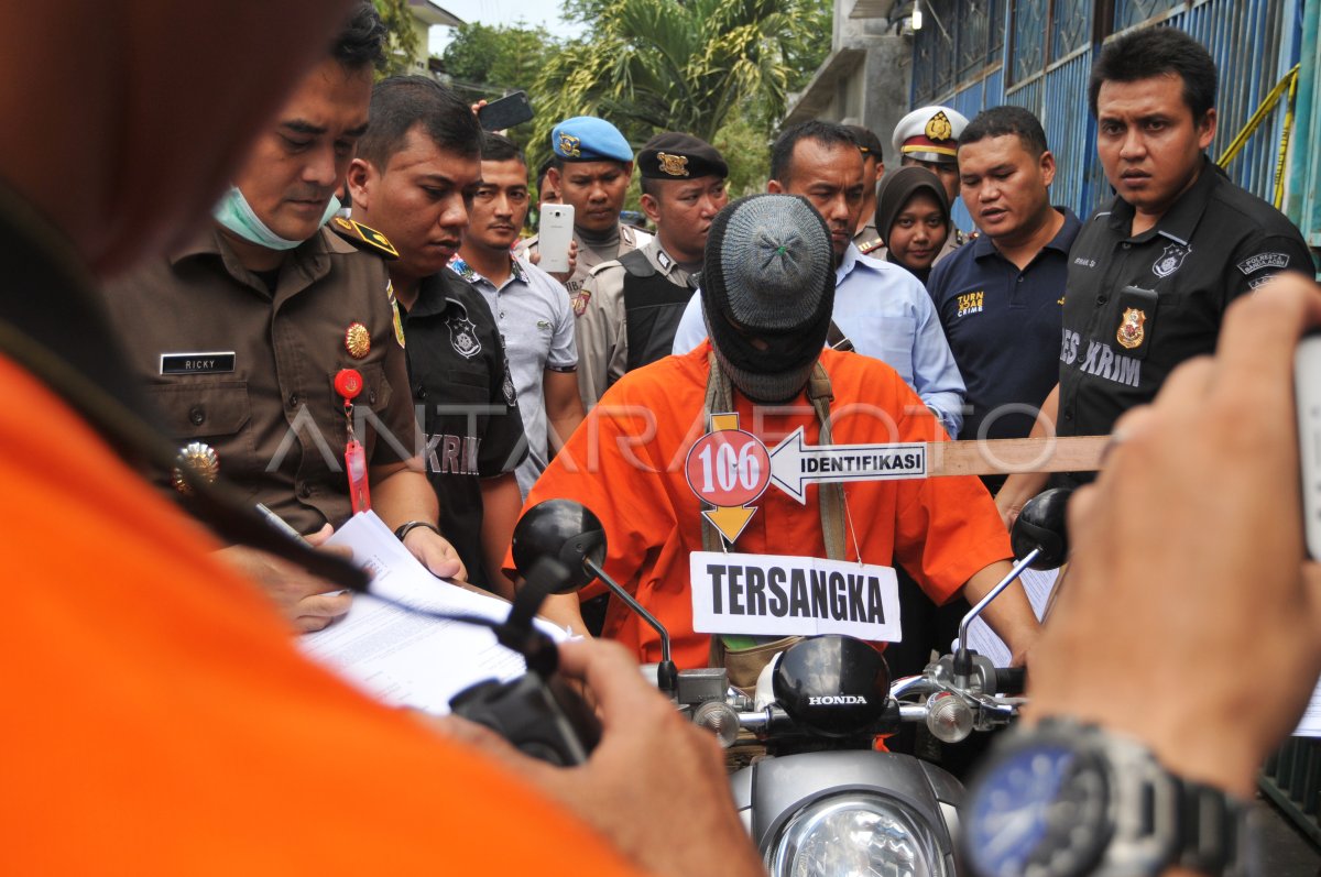 REKONTRUKSI KASUS PEMBUNUHAN SATU KELUARGA | ANTARA Foto