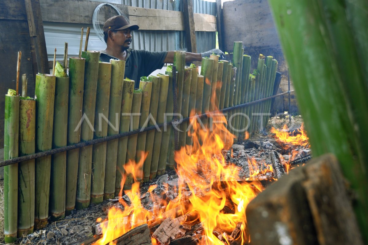 Produksi Lemang Bambu Antara Foto