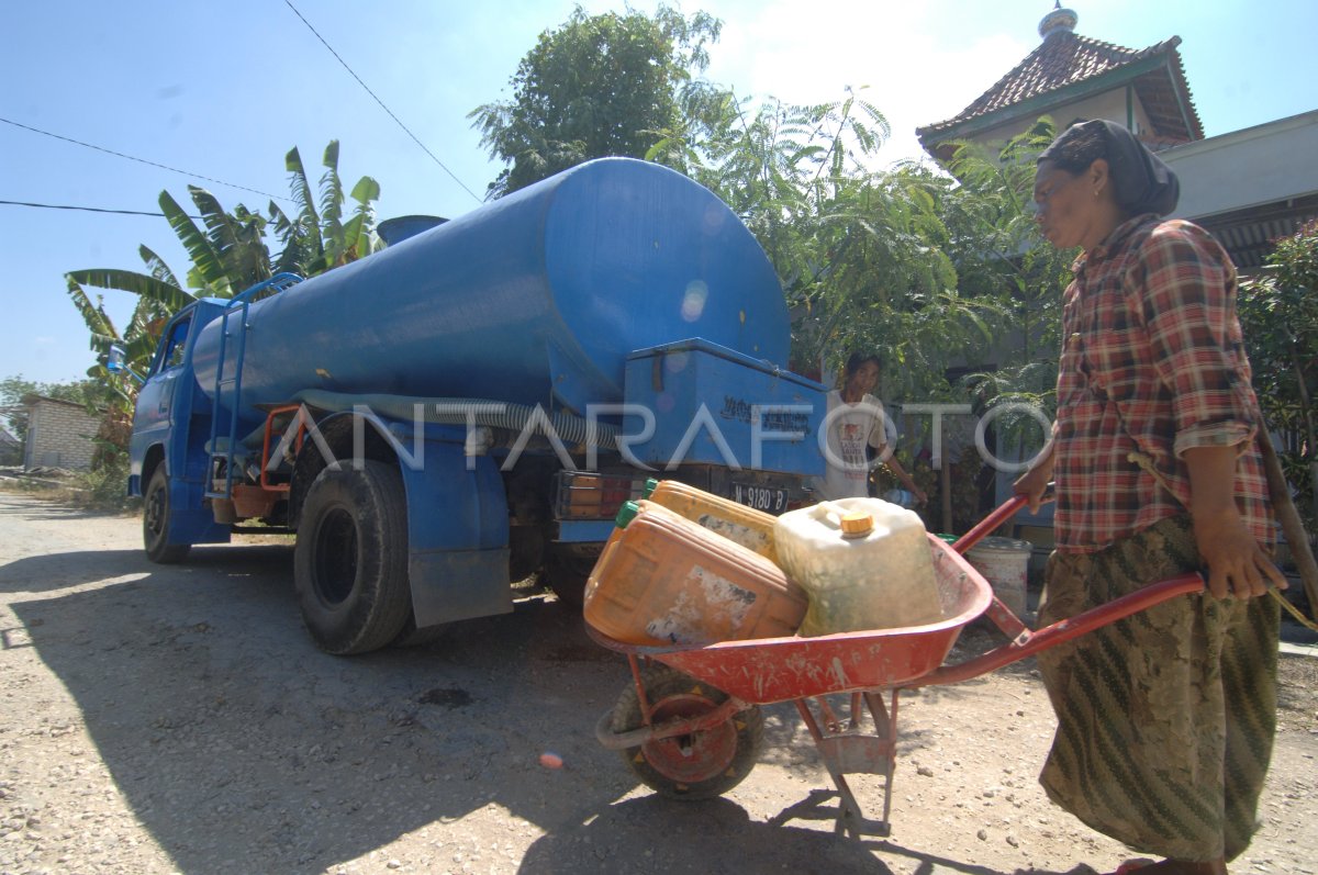 BANTUAN AIR BERSIH | ANTARA Foto