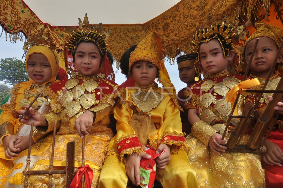 PAWAI BUDAYA KOTA PALU | ANTARA Foto