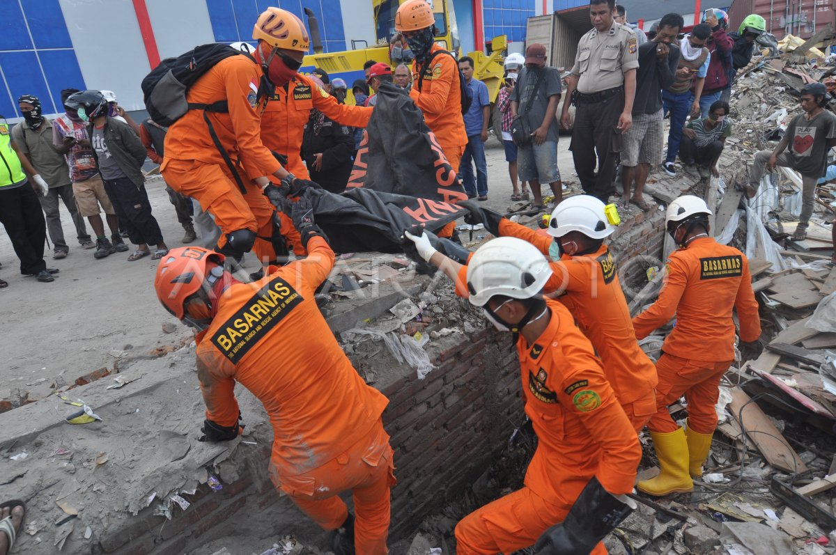 EVAKUASI TEMUAN JENAZAH KORBAN TSUNAMI | ANTARA Foto