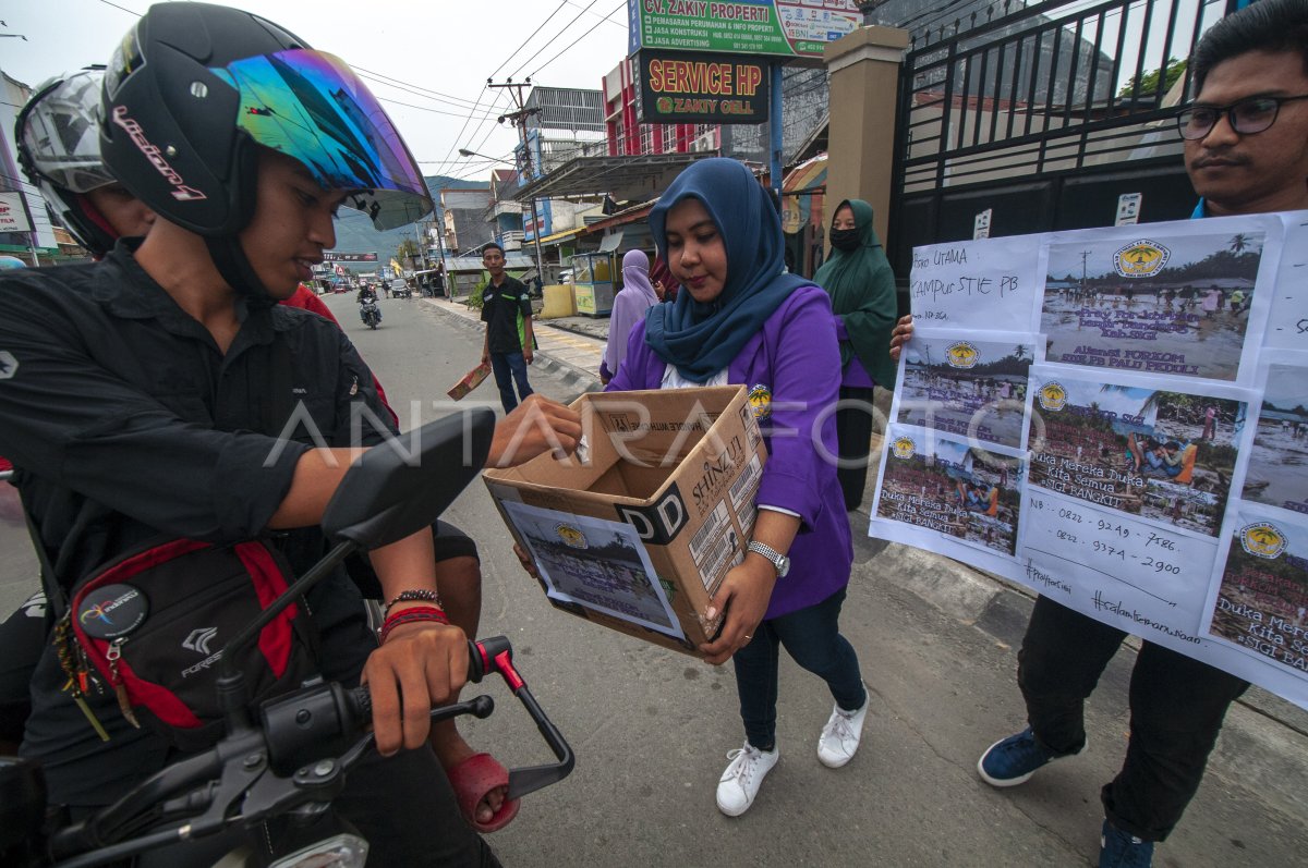 PENGGALANGAN DANA KORBAN BANJIR BANDANG | ANTARA Foto