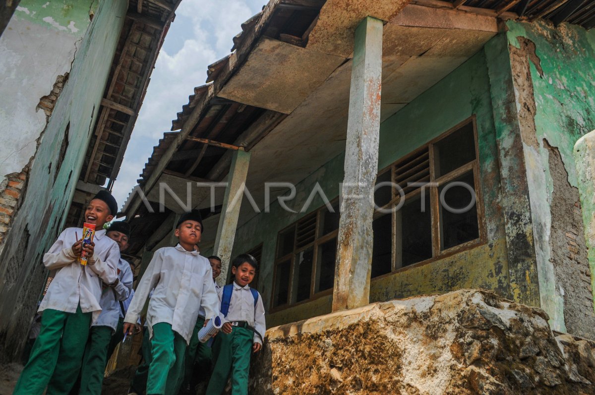 SEKOLAH RUSAK DI LEBAK | ANTARA Foto