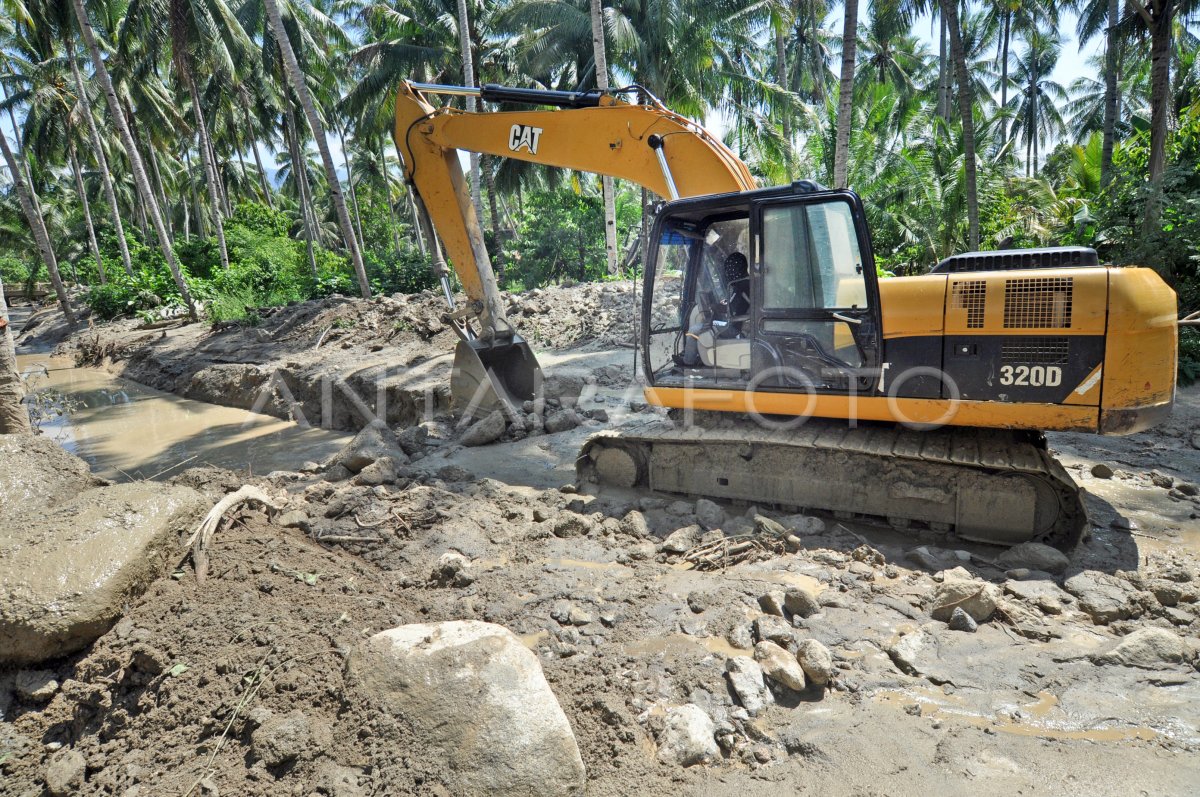 NORMALISASI SUNGAI PASCA BANJIR BANDANG | ANTARA Foto