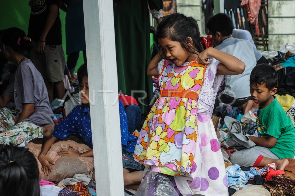 BANTUAN PAKAIAN UNTUK KORBAN BENCANA LEBAK | ANTARA Foto