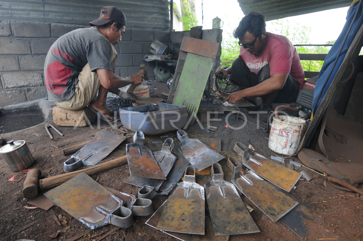 Kerajinan Mata Cangkul Antara Foto