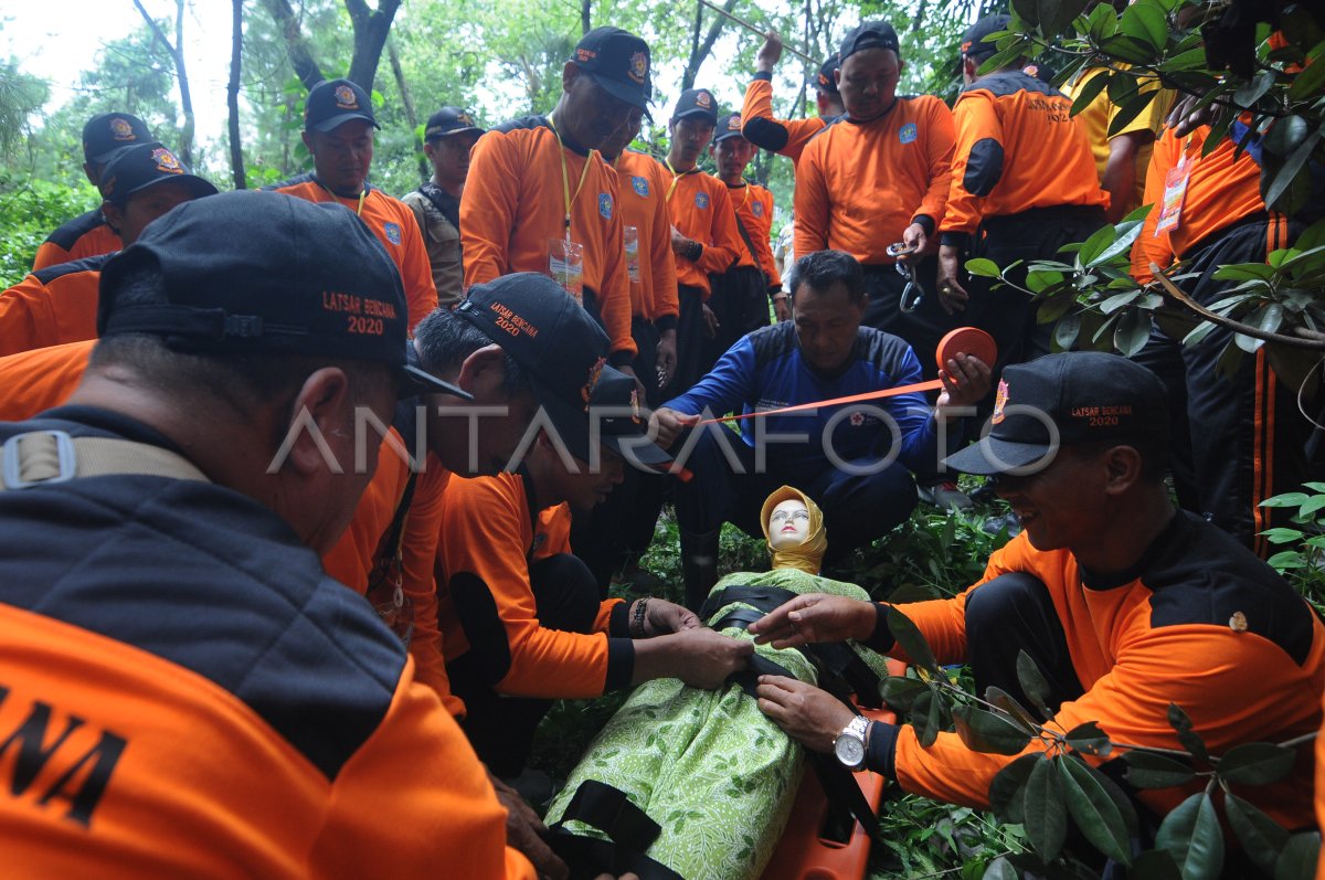 SIMULASI PENYELAMATAN KEBENCANAAN SALATIGA | ANTARA Foto