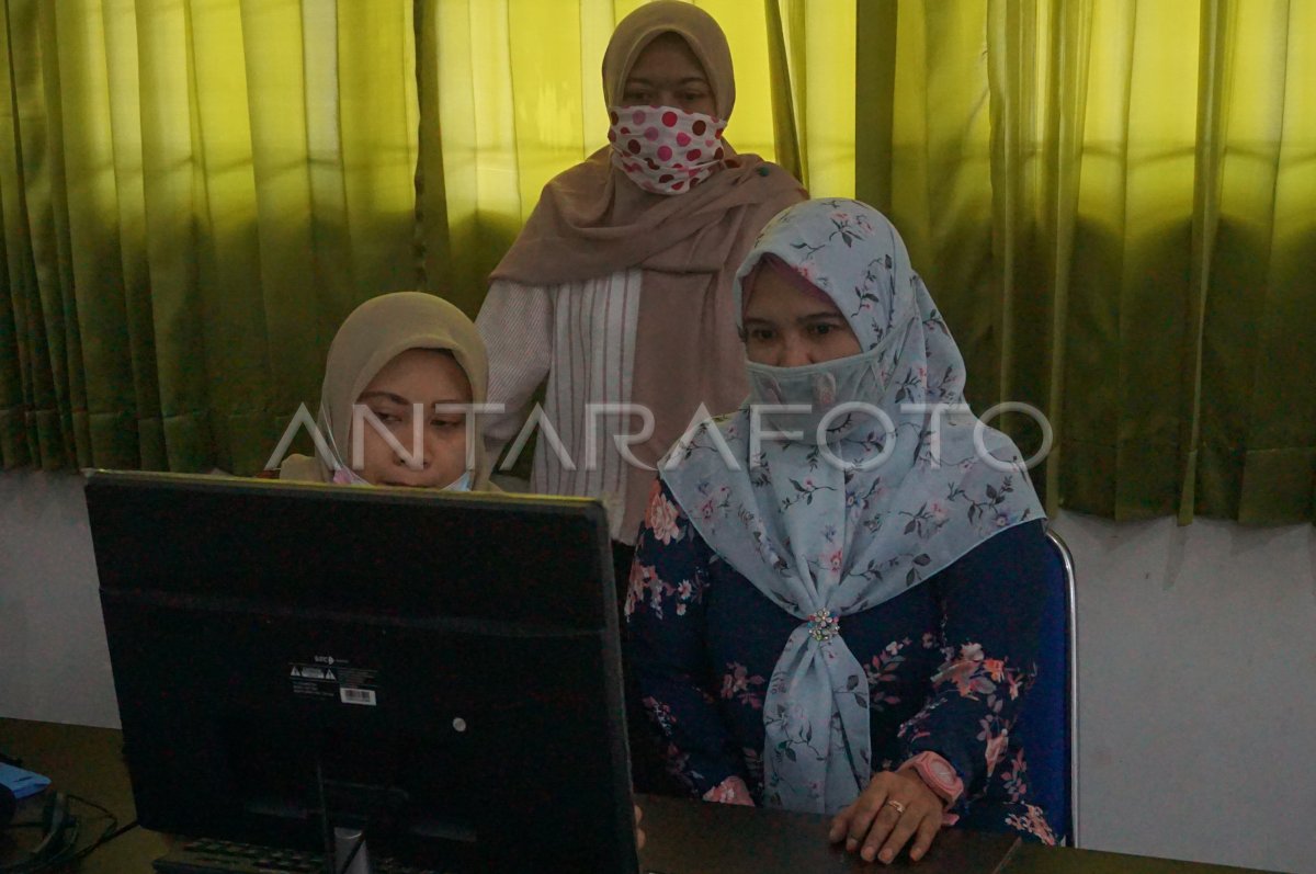 UJIAN SEKOLAH SECARA DARING | ANTARA Foto