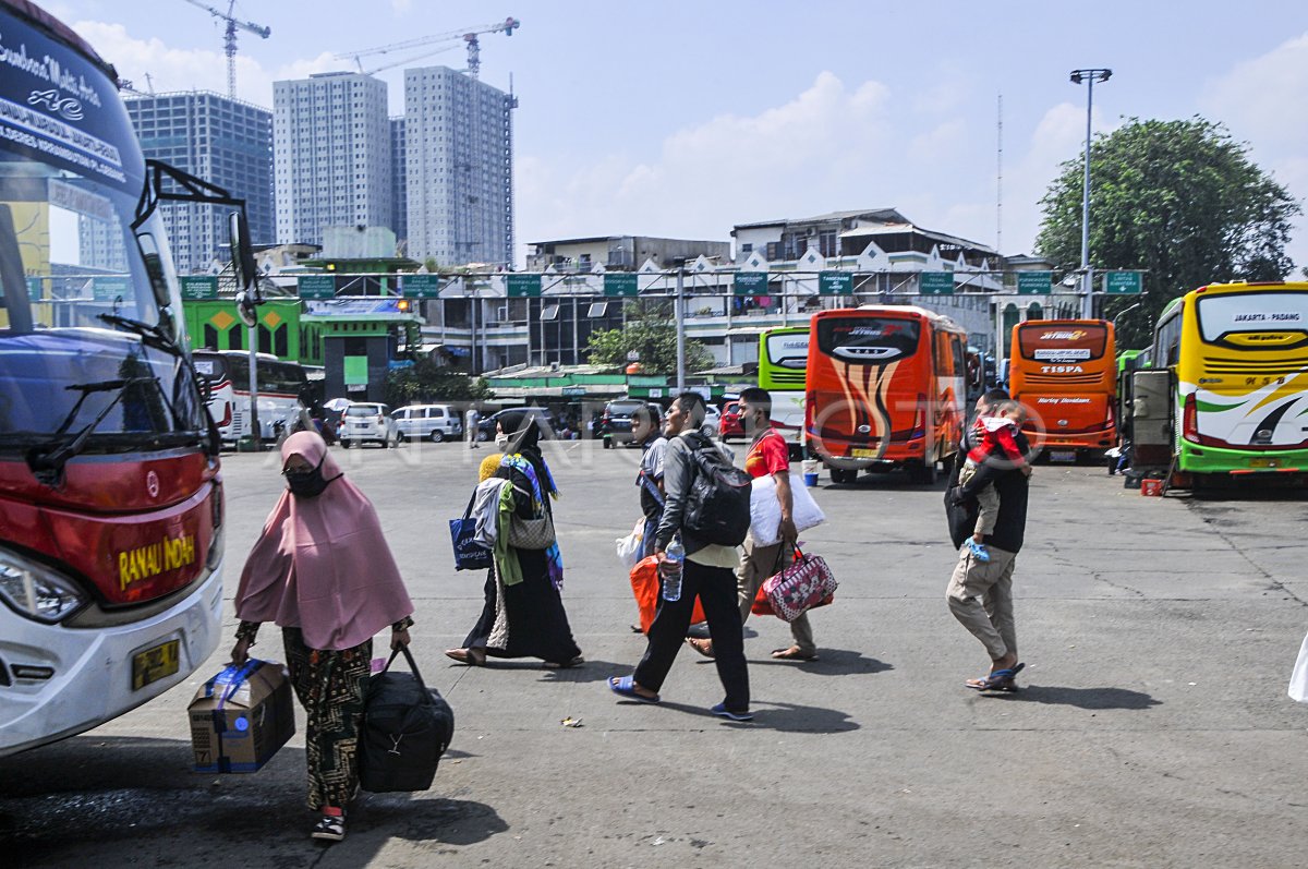 PEMUDIK BUS DI TERMINAL BEKASI | ANTARA Foto