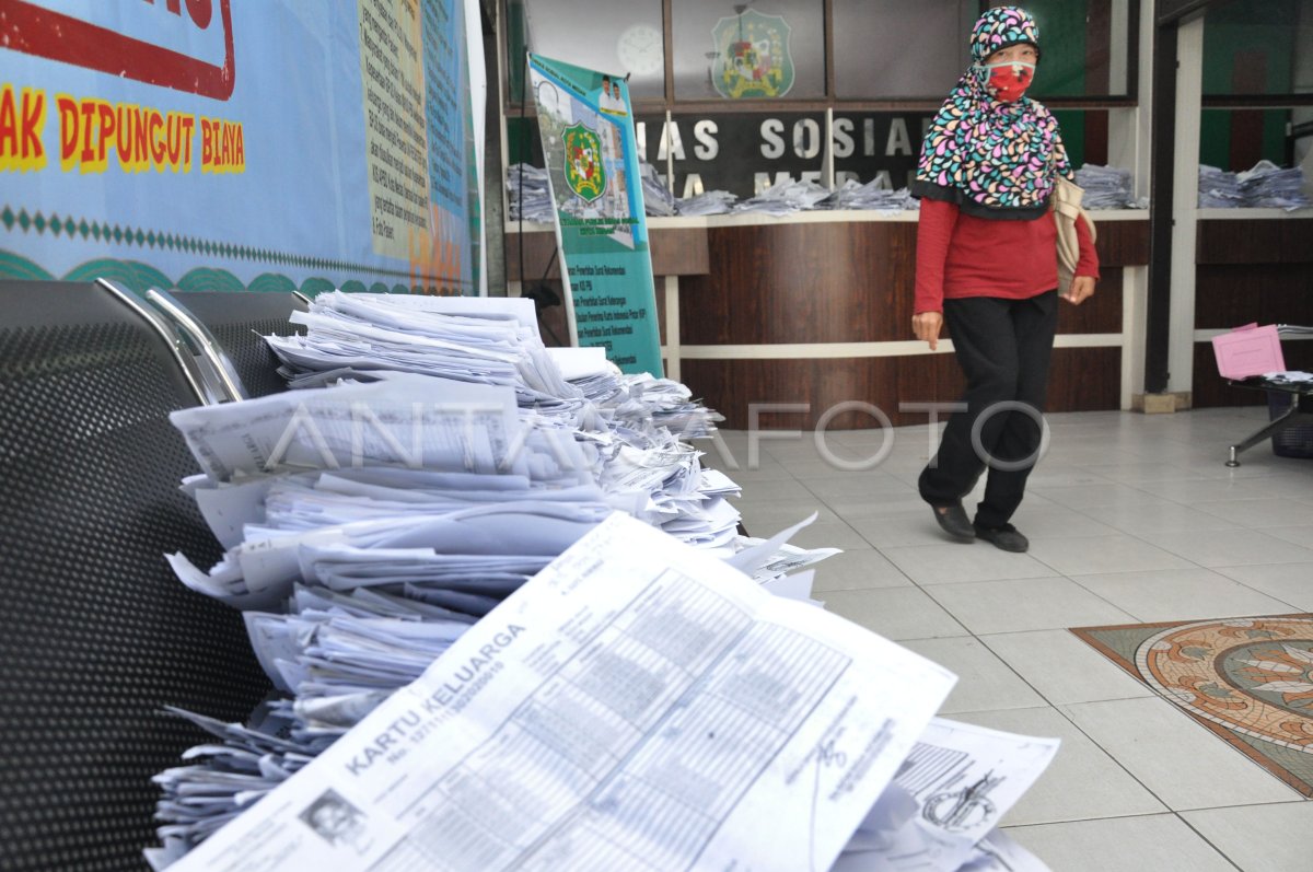 PENDAFTARAN PENERIMA BANSOS TUNAI MEDAN | ANTARA Foto