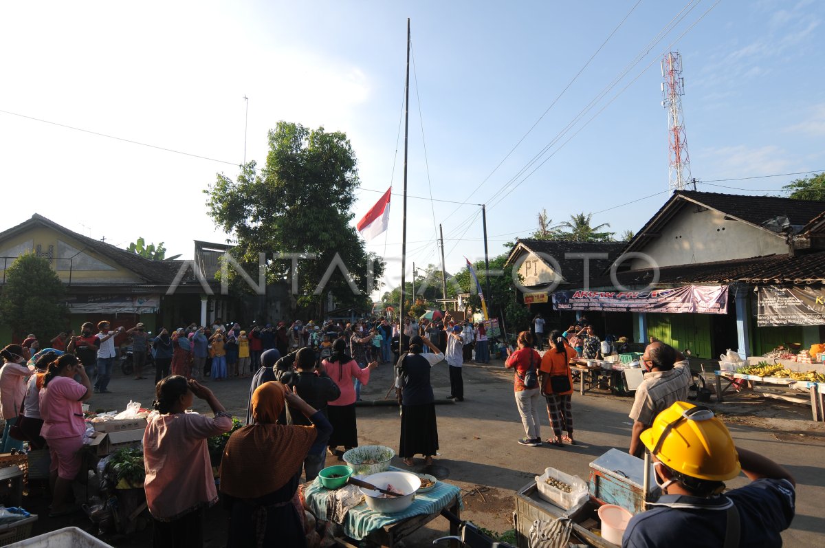 Upacara Pengibaran Bendera Merah Putih Di Pasar Antara Foto