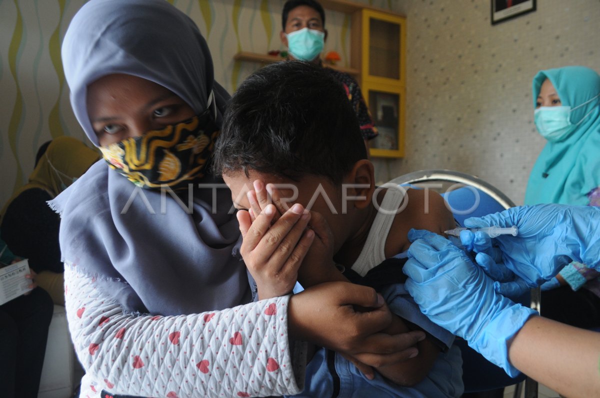 IMUNISASI ANAK SEKOLAH | ANTARA Foto