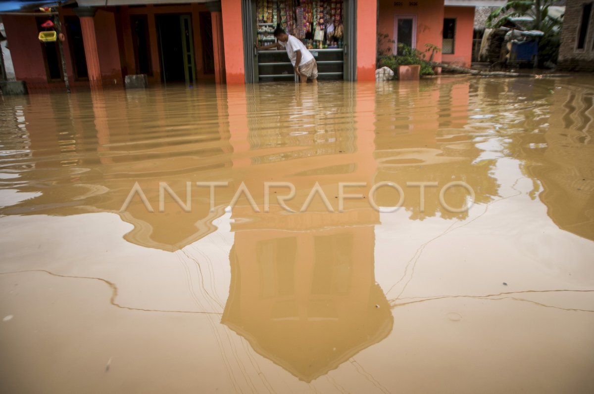 BANJIR LUAPAN SUNGAI DI LEBAK | ANTARA Foto