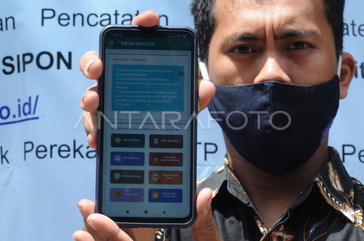 APLIKASI LAYANAN KEPENDUDUKAN ONLINE | ANTARA Foto