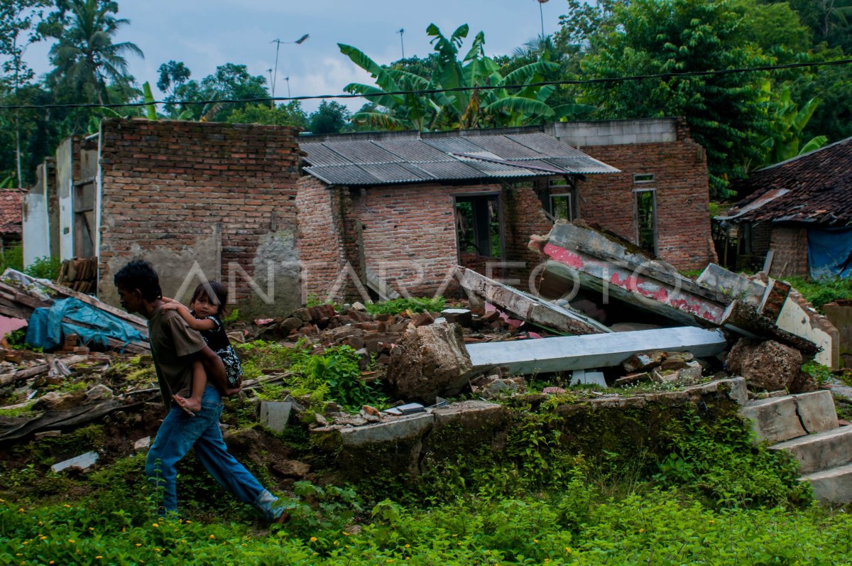 Rumah Rusak Akibat Pergerakan Tanah Antara Foto