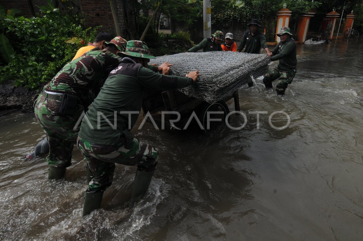 PERBAIKAN TANGGUL SUNGAI YANG JEBOL | ANTARA Foto