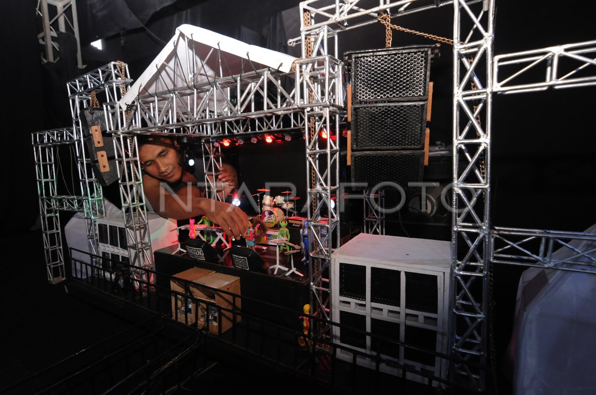 KERAJINAN MINATUR PANGGUNG KONSER | ANTARA Foto