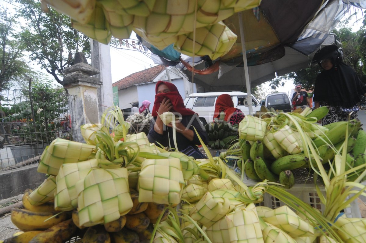 Permintaan Cangkang Ketupat Antara Foto