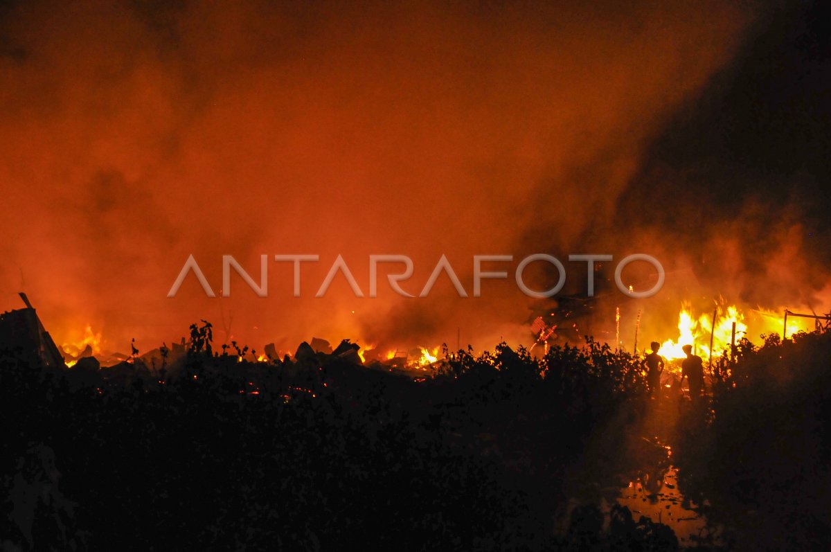 KEBAKARAN GUDANG PENYIMPANAN BARANG BEKAS DI BEKASI | ANTARA Foto