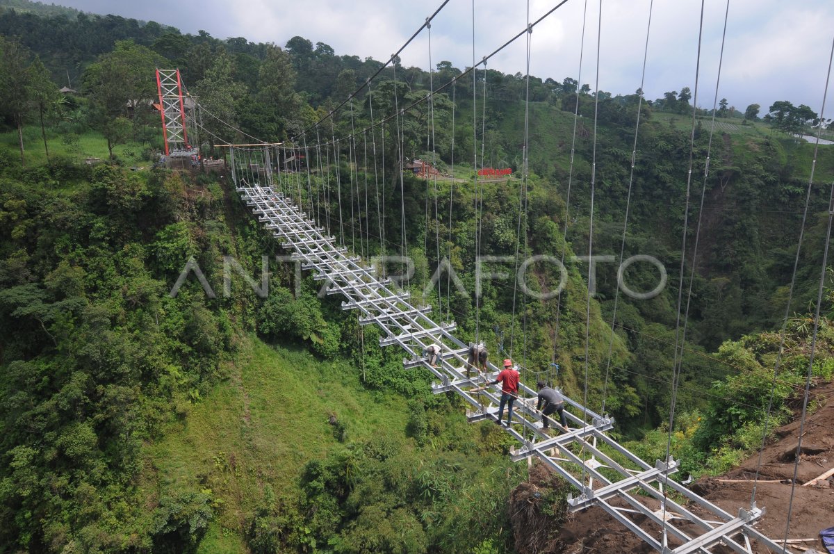 PEMBANGUNAN JEMBATAN DI LERENG MERAPI | ANTARA Foto