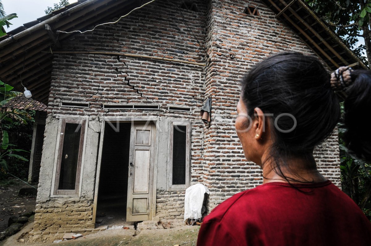 PERGERAKAN TANAH RUSAK SEJUMLAH RUMAH DI LEBAK | ANTARA Foto