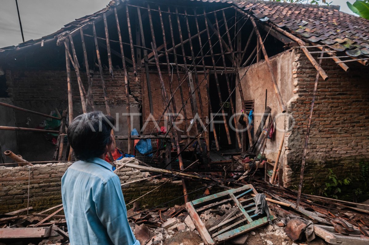 RUMAH RUSAK AKIBAT PERGERAKAN TANAH | ANTARA Foto