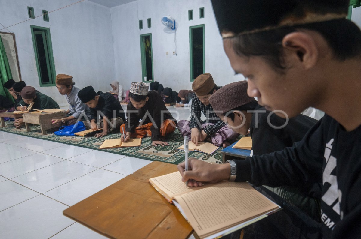 Ngaji Kitab Kuning Di Lebak Antara Foto