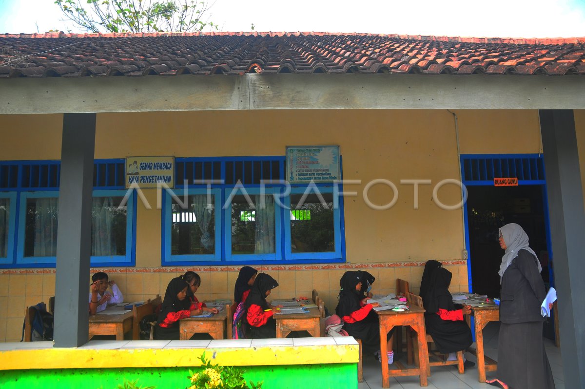 SISWA BELAJAR DI TERAS DAN PERPUSTAKAAN KARENA SEKOLAH RUSAK | ANTARA Foto