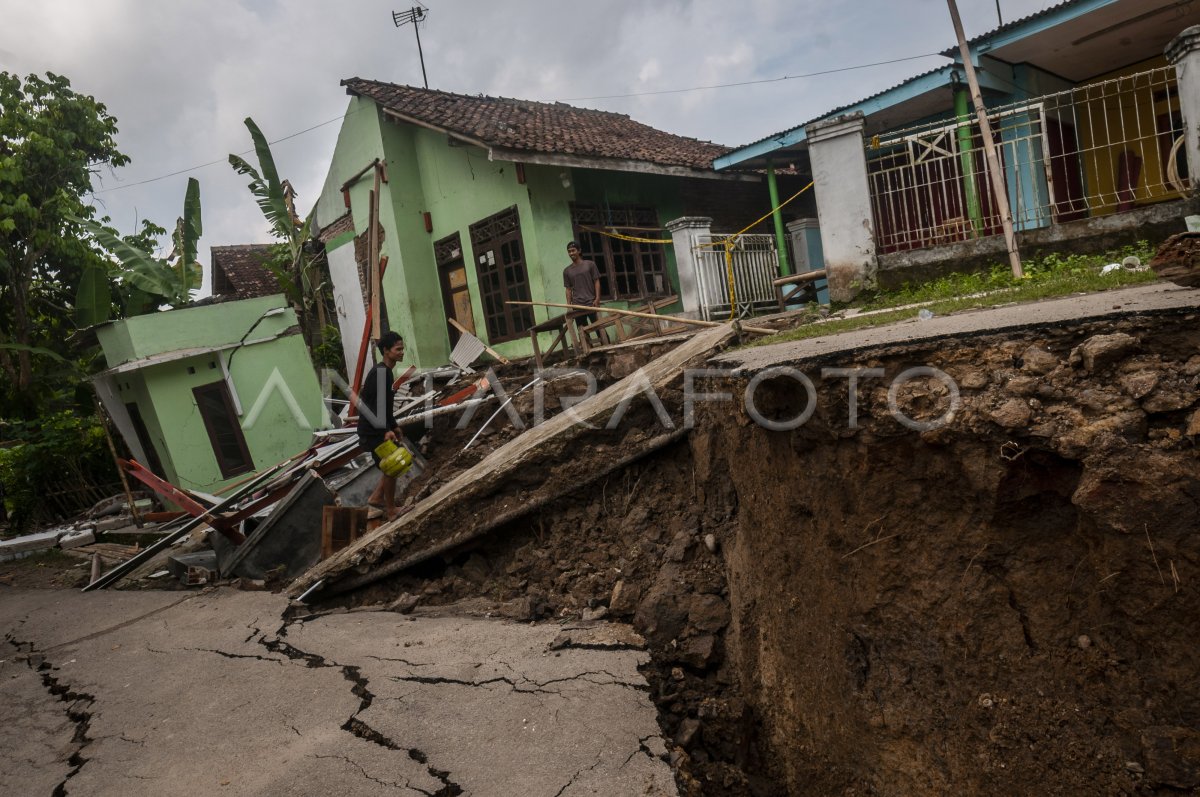 Dampak Bencana Pergerakan Tanah Di Lebak Antara Foto