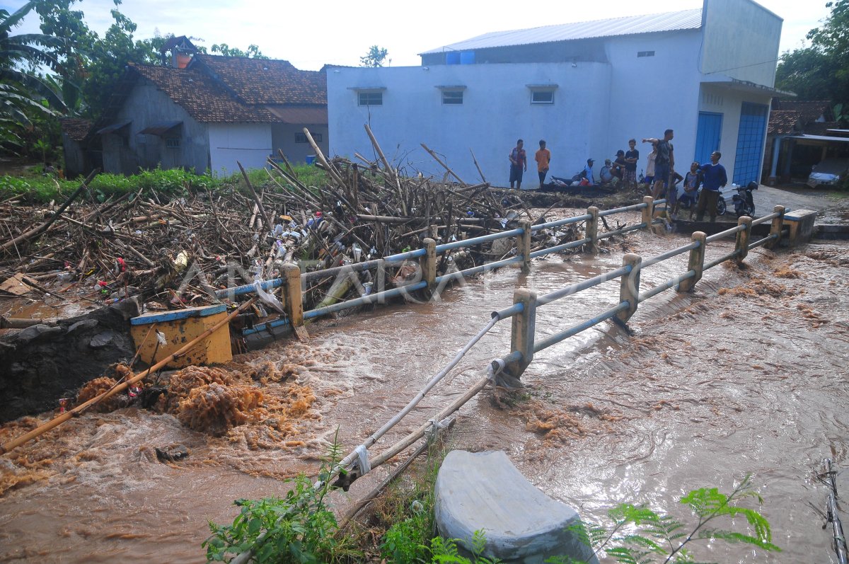 BANJIR AKIBAT SAMPAH MENYUMBAT SUNGAI | ANTARA Foto