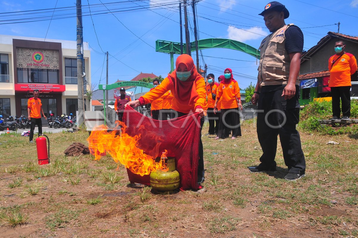 SIMULASI PENANGANAN BENCANA KEBAKARAN | ANTARA Foto