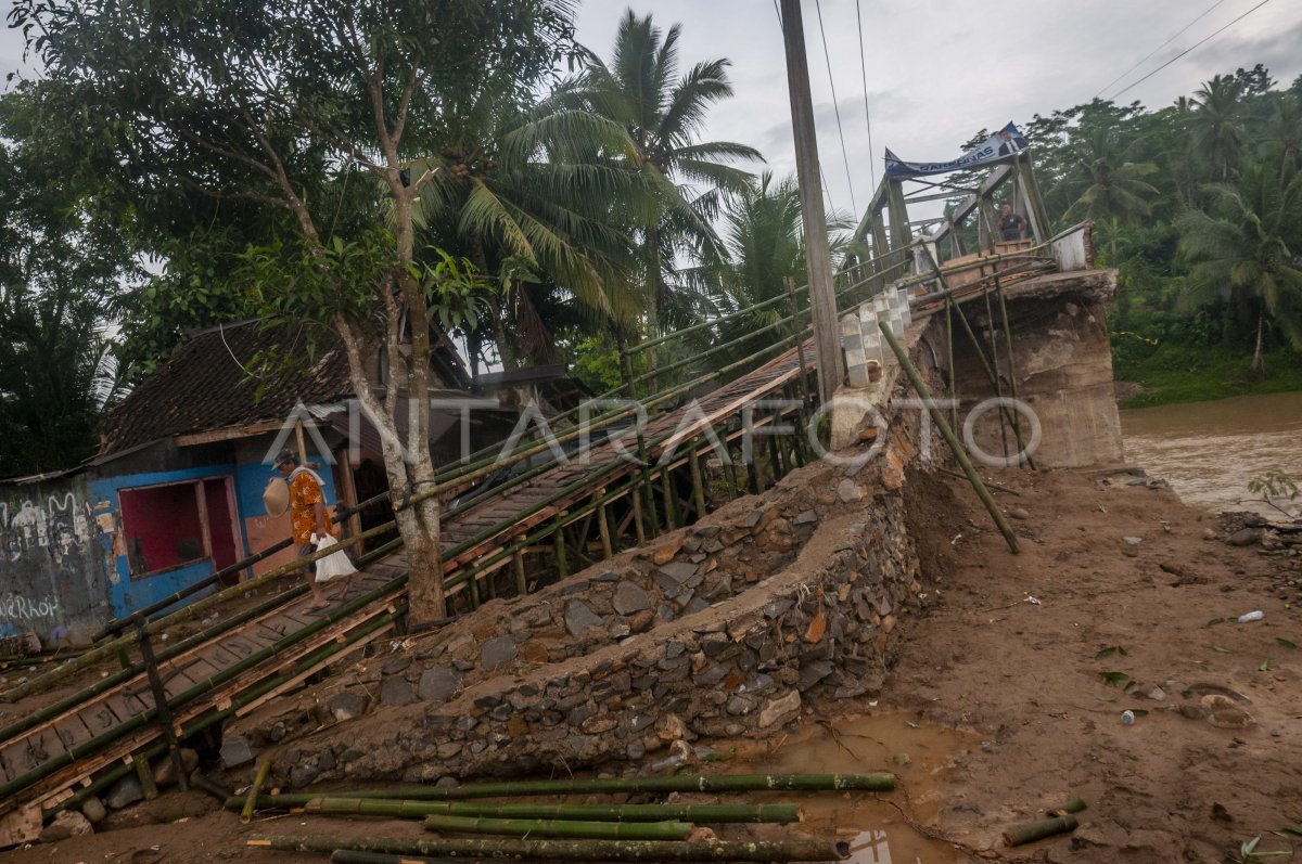 JEMBATAN RUSAK AKIBAT BANJIR BANDANG DI LEBAK | ANTARA Foto