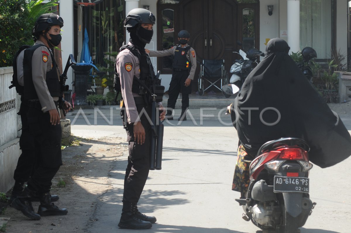 PENGGELEDAHAN RUMAH TERDUGA TERORIS SUKOHARJO | ANTARA Foto