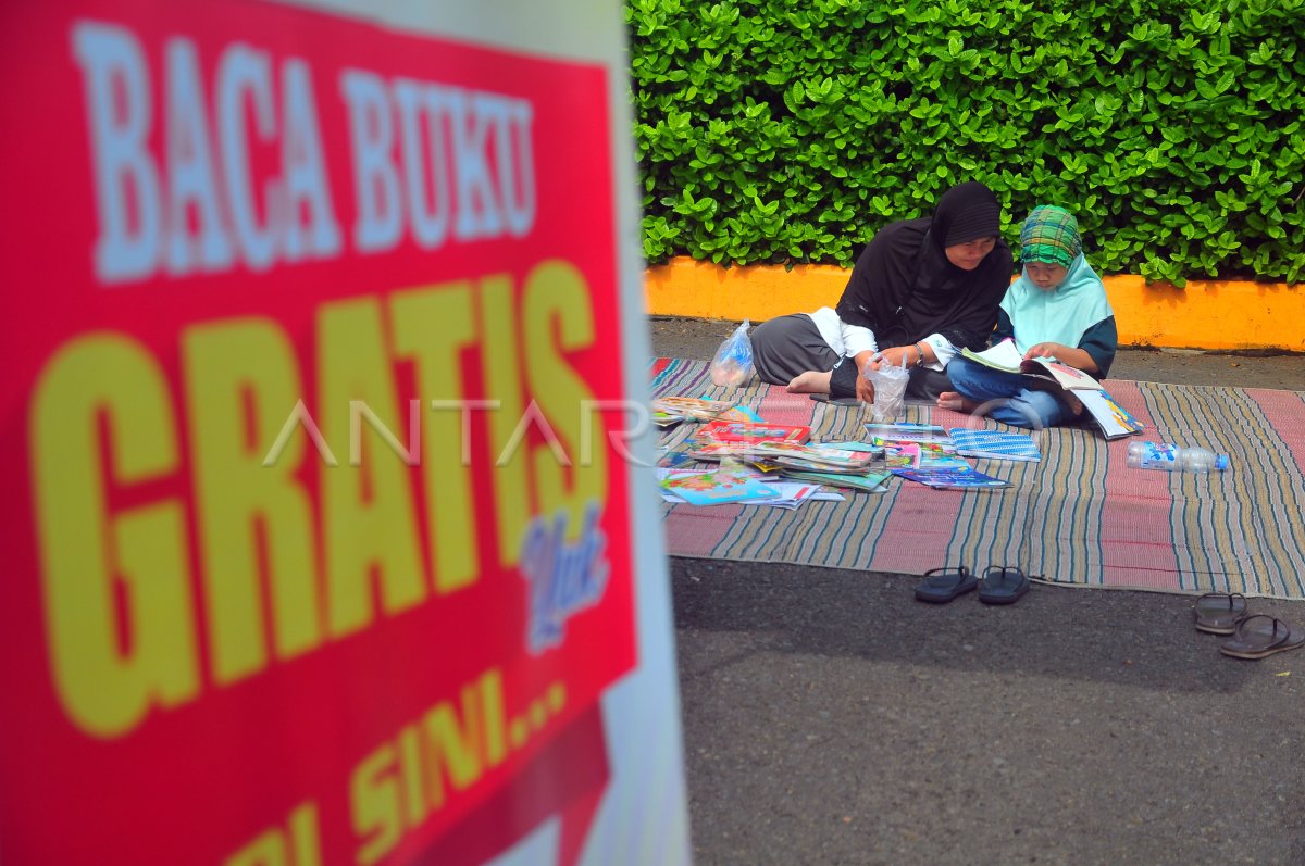 MEMBACA BUKU DI PERPUSTAKAAN KELILING | ANTARA Foto