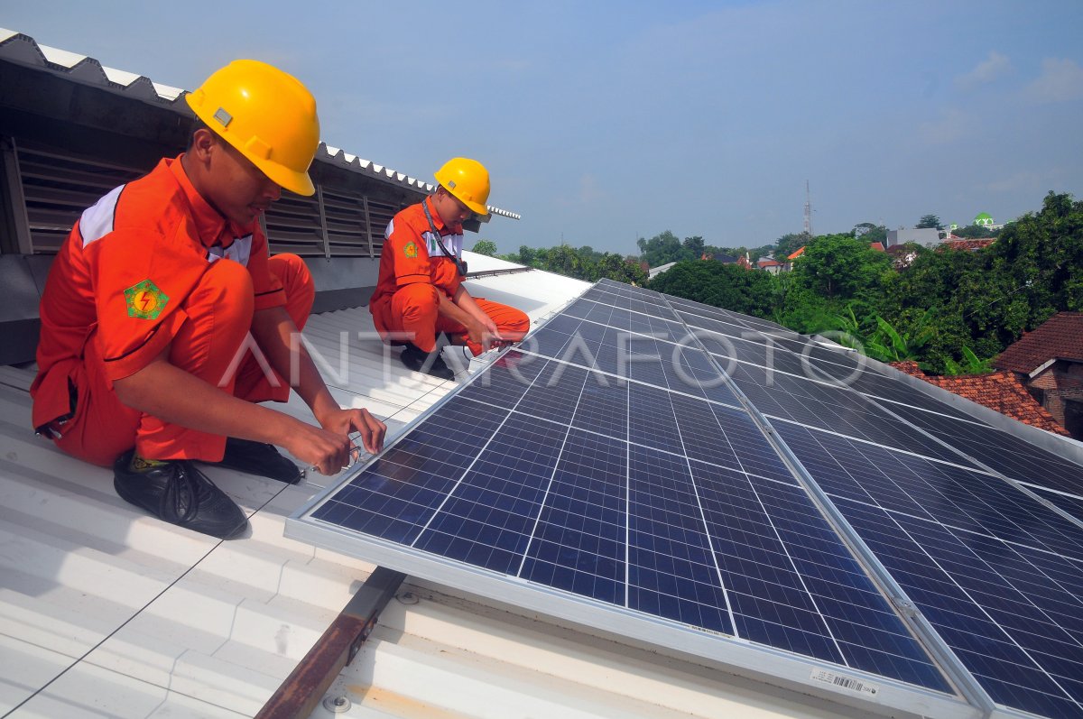 PEMBELAJARAN INSTALASI PANEL SURYA DI SEKOLAH | ANTARA Foto