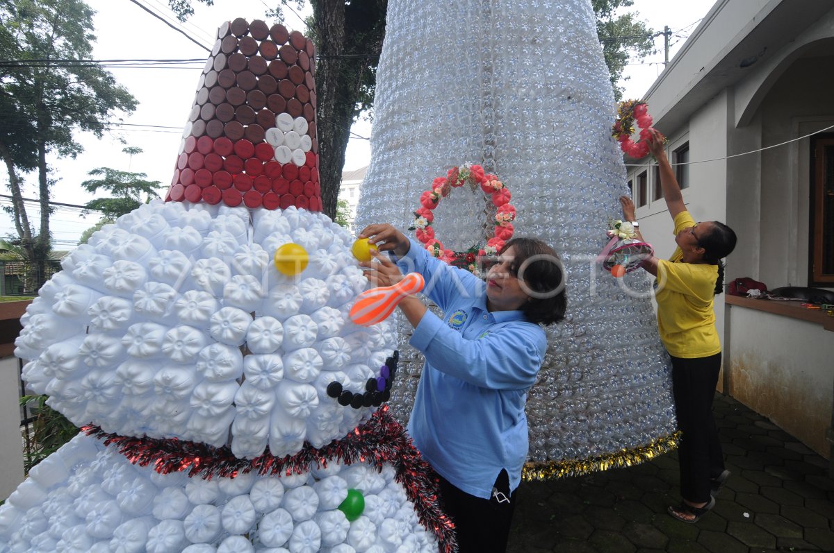 POHON NATAL DARI BOTOL PLASTIK BEKAS | ANTARA Foto