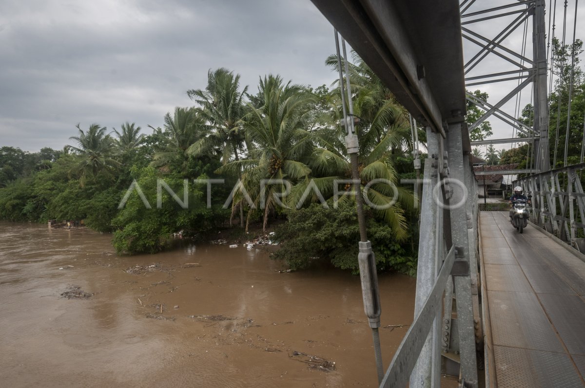 WASPADA BANJIR LUAPAN SUNGAI CIUJUNG | ANTARA Foto