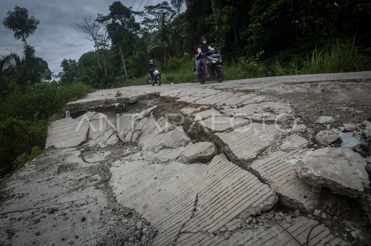 JALAN ALTERNATIF MENUJU WISATA SABA BUDAYA BADUI AMBLAS