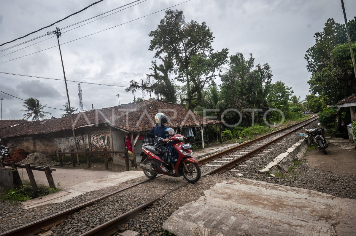 Perlintasan Kereta Api Tanpa Palang Pintu Di Banten Antara Foto