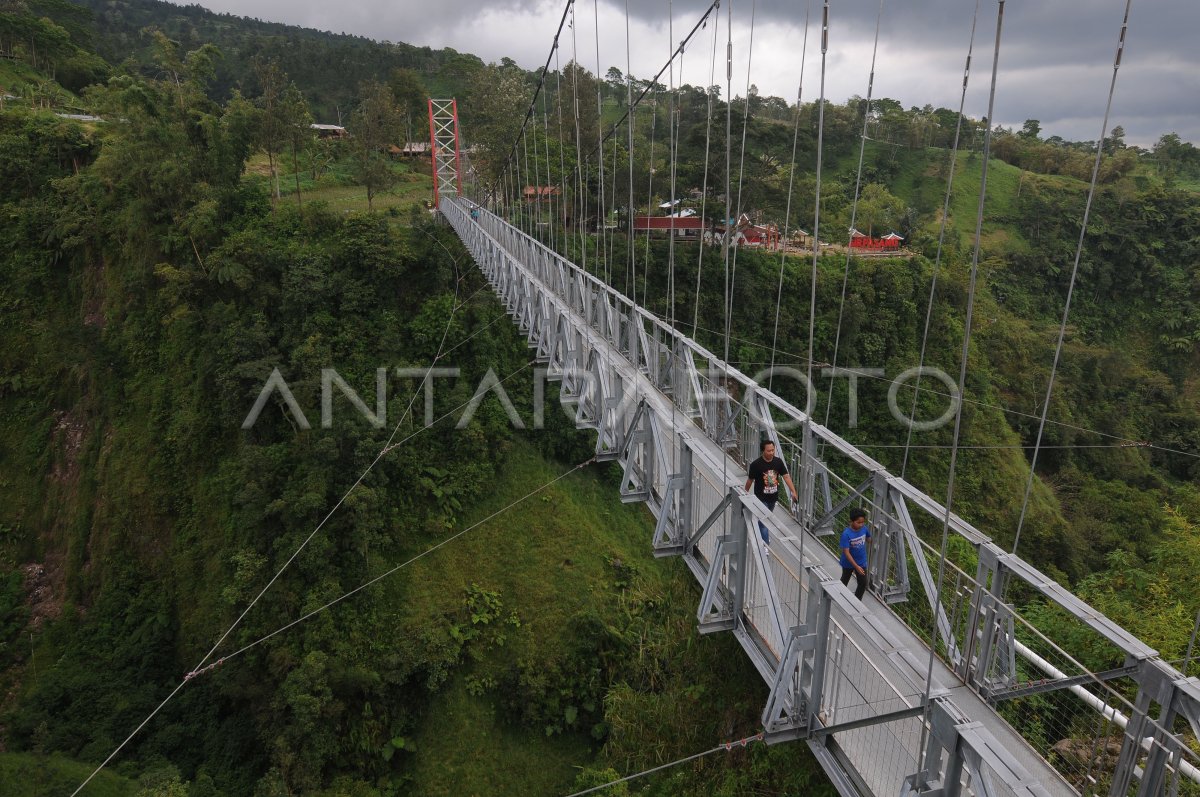 JEMBATAN GANTUNG GIRPASANG DI KAWASAN LERENG MERAPI | ANTARA Foto