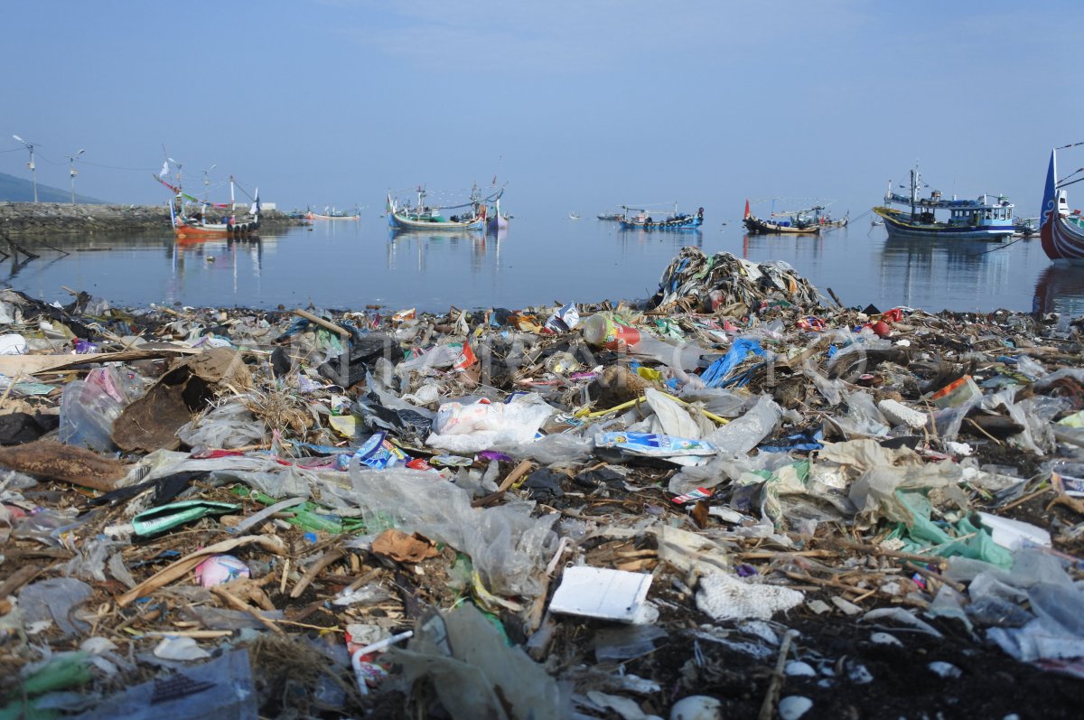 TUMPUKAN SAMPAH DI PANTAI PANARUKAN | ANTARA Foto