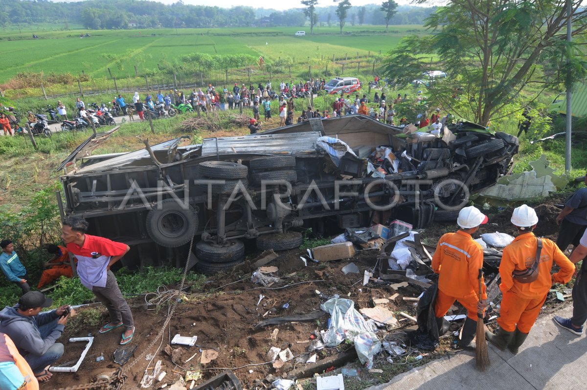 KECELAKAAN DI TOL SEMARANG-SOLO KM 487